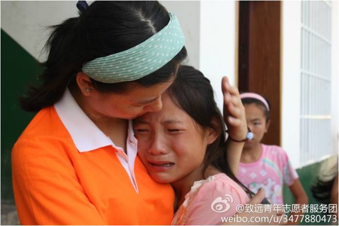 7月10日， “致遠” 團隊的支教實踐活動結(jié)束了，志愿者們和同學(xué)們依依話別。一名女生因舍不得志愿者離開而傷心哭泣。