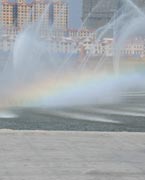 晉陽湖噴泉
　　晉陽湖公園是城市綜合型生態(tài)濱水公園，其景觀工程分為10大區(qū)域，有生態(tài)自然游覽區(qū)、僑鄉(xiāng)文化廣場區(qū)、古厝文化體驗區(qū)、濕地生態(tài)科普區(qū)、城市文化廣場區(qū)、生態(tài)島休閑區(qū)、山林沙地游玩區(qū)和水上活動區(qū)。 