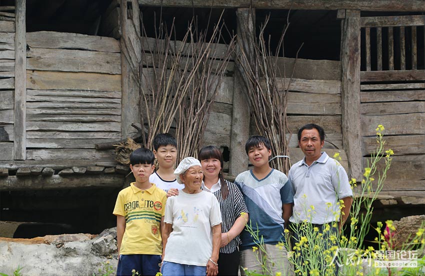 四川農(nóng)業(yè)大學(xué)尋陌團(tuán)隊(duì)為鄉(xiāng)村老人拍全家�！�4】