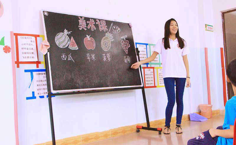 志愿者選取生活中常見(jiàn)的東西作為畫(huà)畫(huà)的對(duì)象，鼓勵(lì)孩子們留意生活。