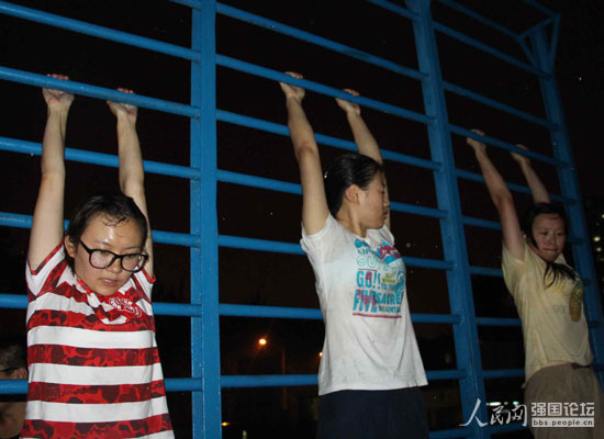 出發(fā)前，隊(duì)員們接受?chē)?yán)格的體能訓(xùn)練。