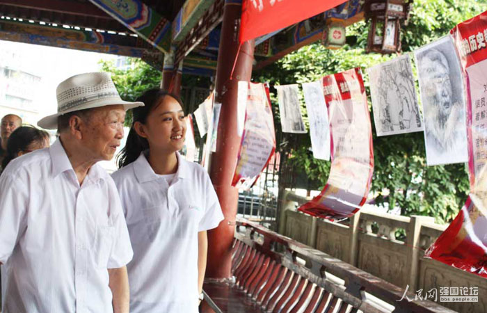 志愿者在當(dāng)?shù)嘏e辦關(guān)愛老兵主題展覽。
