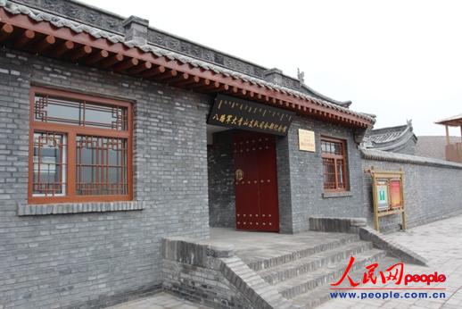八路軍大青山支隊(duì)司令部紀(jì)念館正門(mén)。 （代睿 攝）