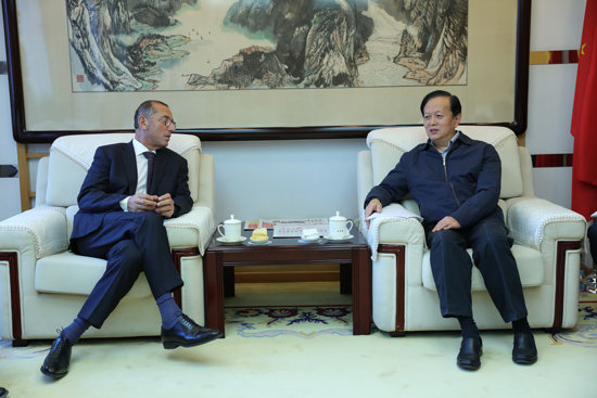 人民日?qǐng)?bào)社社長(zhǎng)李寶善會(huì)見(jiàn)以色列駐華大使何澤偉一行。（攝影：李國(guó)良）
