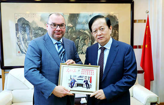 人民日報社社長李寶善會見俄羅斯塔斯社社長米哈伊洛夫。（攝影：李國良）