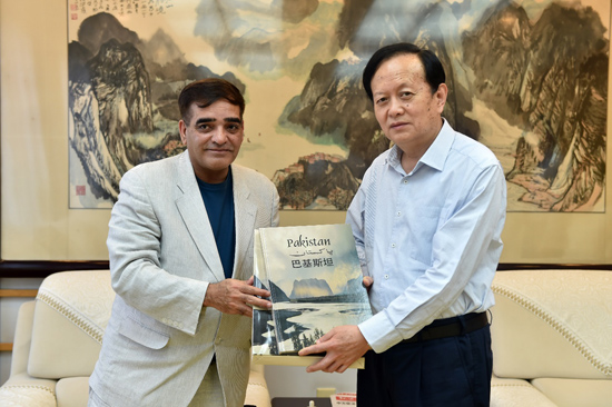 人民日報社社長李寶善會見巴基斯坦《每日郵報》社長兼總編輯馬克東·巴伯。（攝影：翁奇羽）