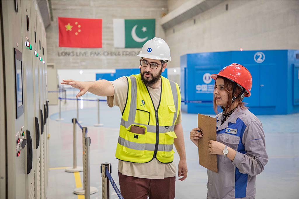 7月14日，巴方工作人員在卡洛特水電站-地下電廠檢查數(shù)據(jù)。 （人民網(wǎng)記者 薛丹攝）