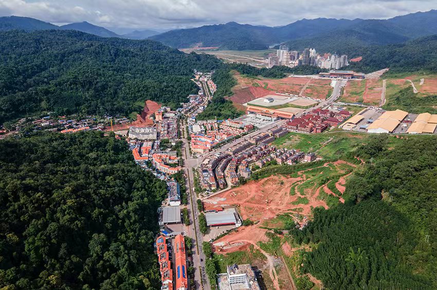 磨憨口岸俯瞰，右前方高層白色建筑群為老撾境內(nèi)。人民網(wǎng)記者 符皓攝