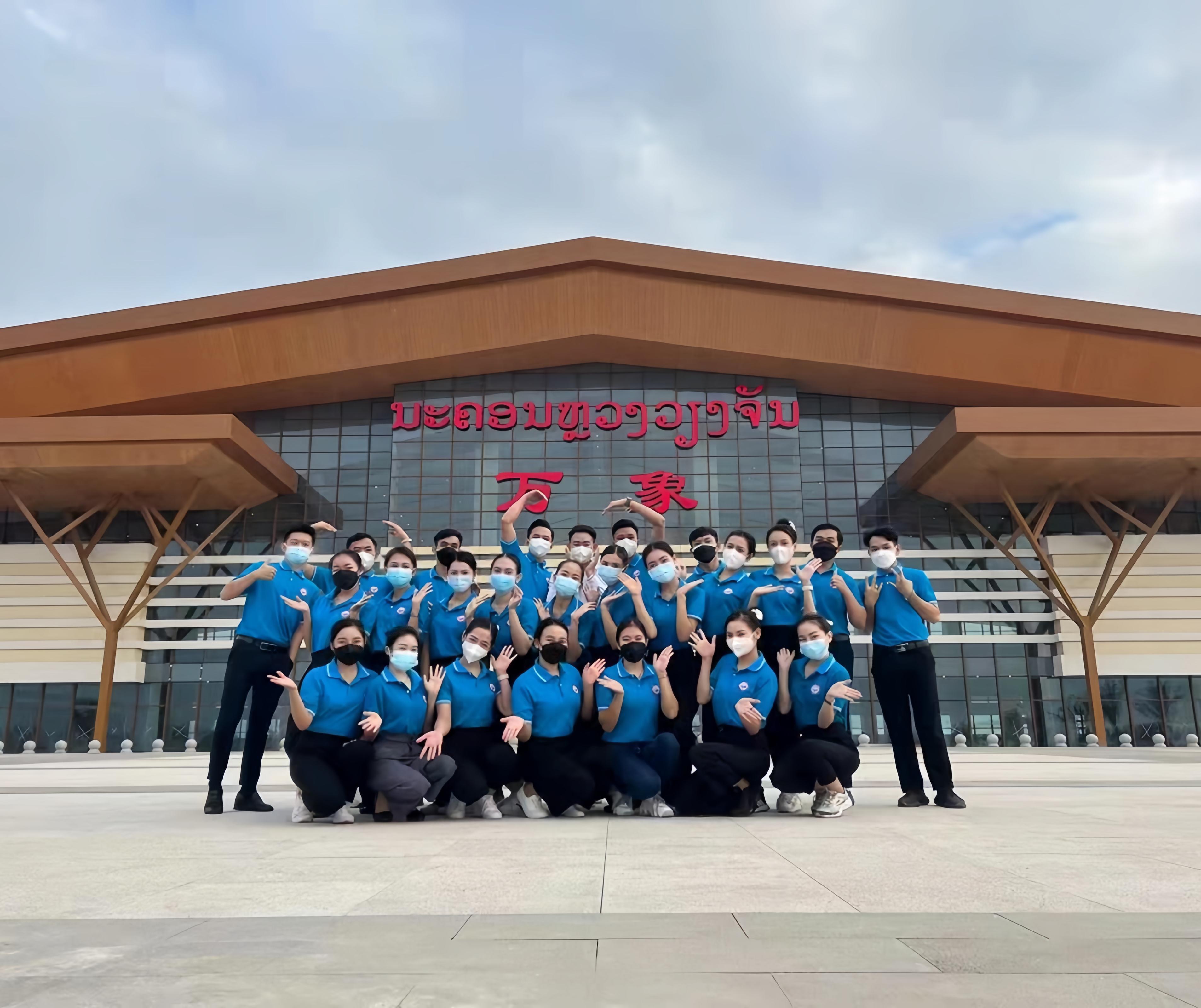 學生上崗前在老撾萬象高鐵站前合影（其中5人為貴陽職業(yè)技術學院培訓班學生）。 貴陽職業(yè)技術學院供圖