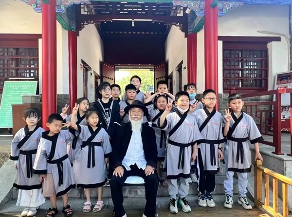 聽孔廟歷史見證人——白胡子爺爺講述臨沂城過去的故事。臨沂市博物館供圖