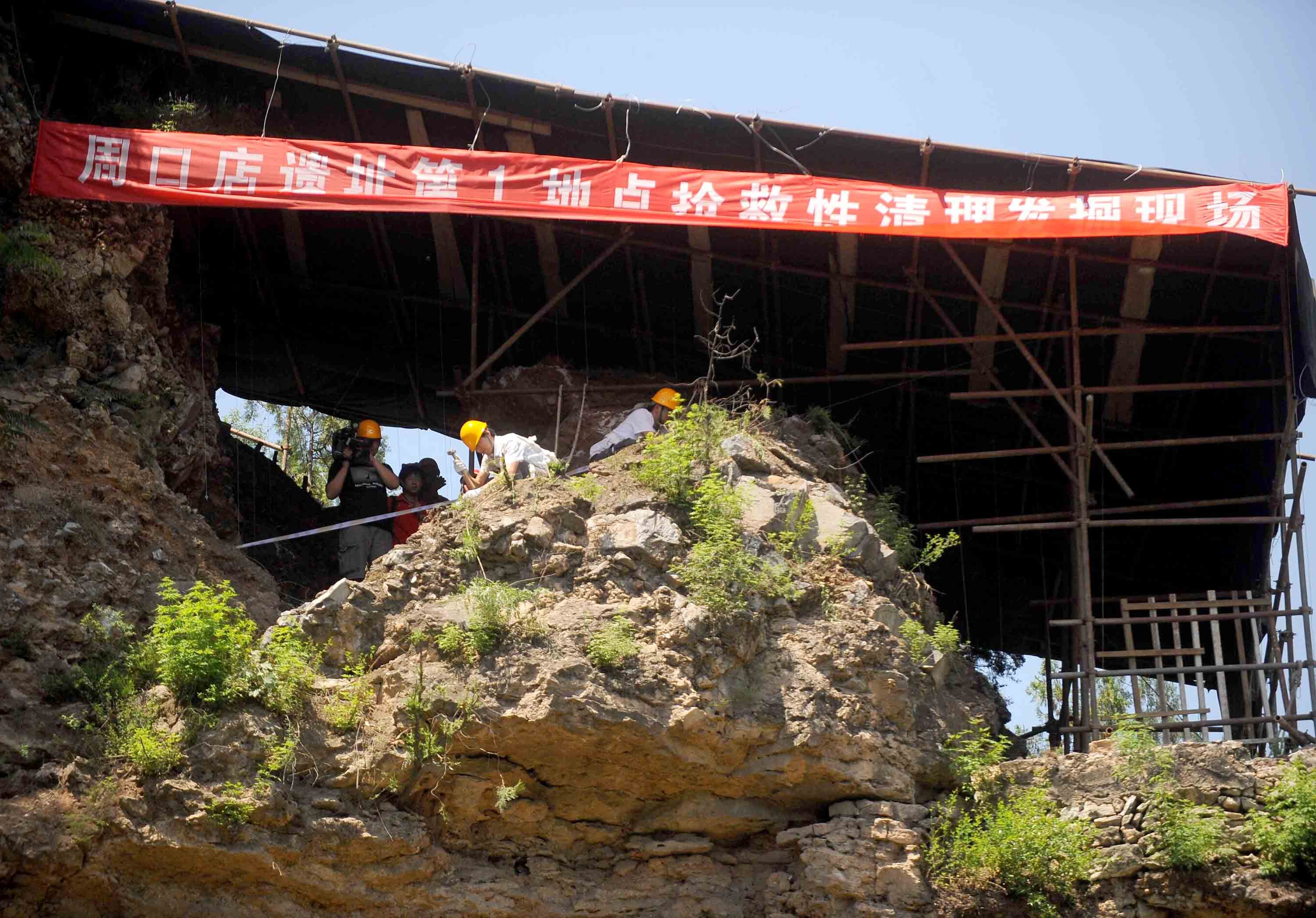 中國(guó)文化源遠(yuǎn)流長(zhǎng)，中華文明博大精深。中華文明探源工程等重大工程的研究成果，實(shí)證了我國(guó)百萬(wàn)年的人類(lèi)史、一萬(wàn)年的文化史、五千多年的文明史。這是2009年6月24日，考古工作人員在北京周口店遺址第1地點(diǎn)進(jìn)行搶救性清理發(fā)掘工作。新華社記者 羅曉光 攝