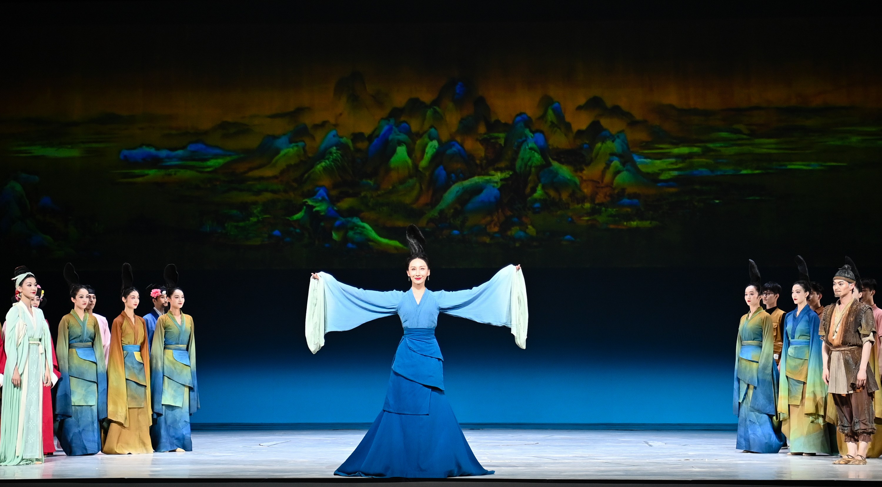2023年7月20日，中國(guó)東方演藝集團(tuán)演員在烏魯木齊文化中心大劇院表演舞蹈詩(shī)劇《只此青綠》。新華社記者 李響 攝