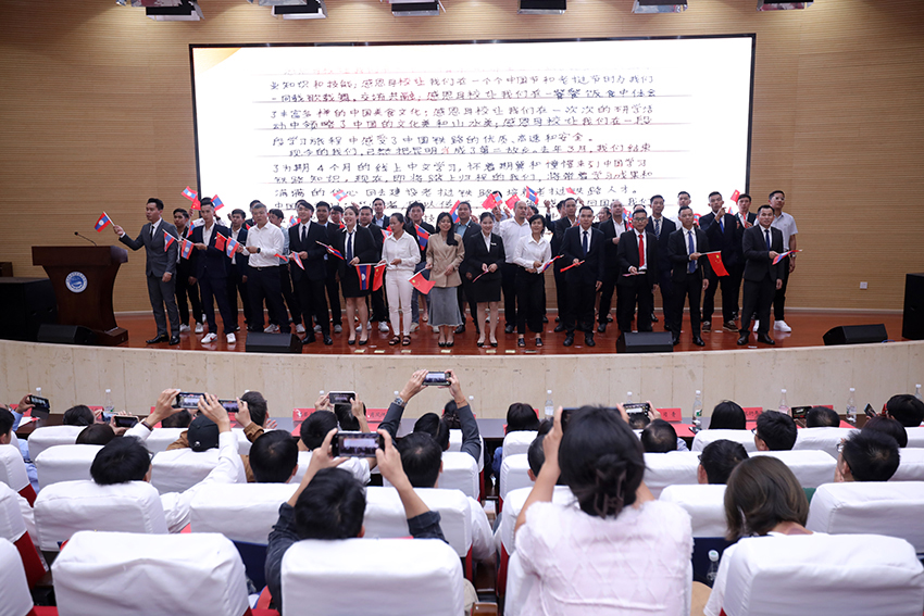 7月31日，昆明鐵道職業(yè)技術(shù)學(xué)院舉行援老撾鐵道職業(yè)技術(shù)學(xué)院項目教育能力建設(shè)教師培養(yǎng)班結(jié)業(yè)典禮。 昆明鐵道職業(yè)技術(shù)學(xué)院供圖
