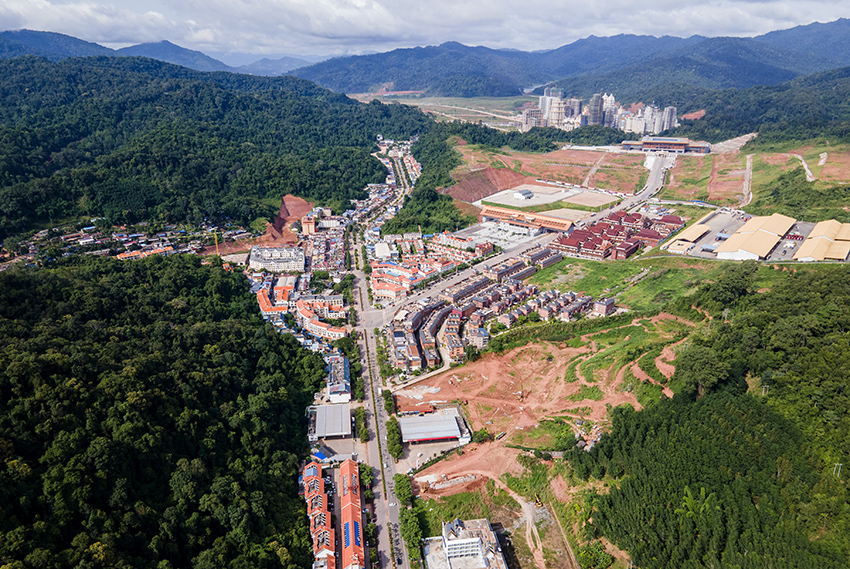 磨憨口岸俯瞰，右前方高層白色建筑群為老撾境內(nèi)。人民網(wǎng)記者 符皓攝