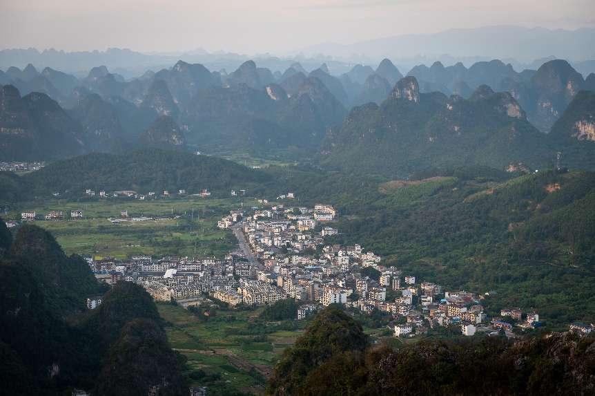 廣西層巒疊嶂，郁郁蔥蔥。 人民網(wǎng) 嚴(yán)立政攝